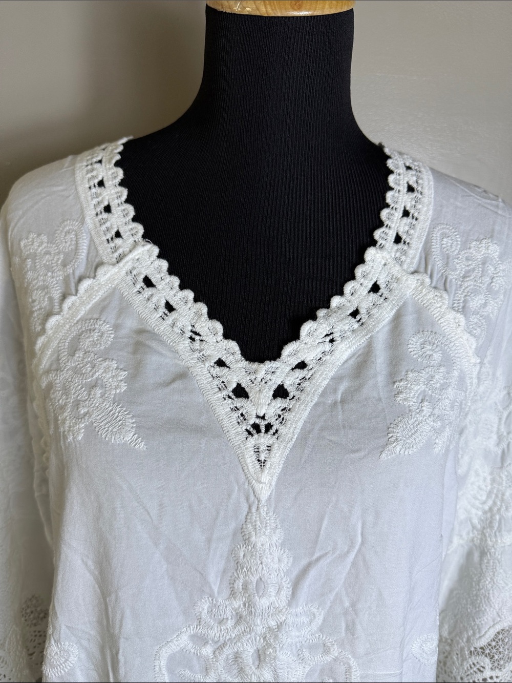 Democracy White Embroidered Crochet Trim Women's Top Sz XL NWT - Picture 2 of 8